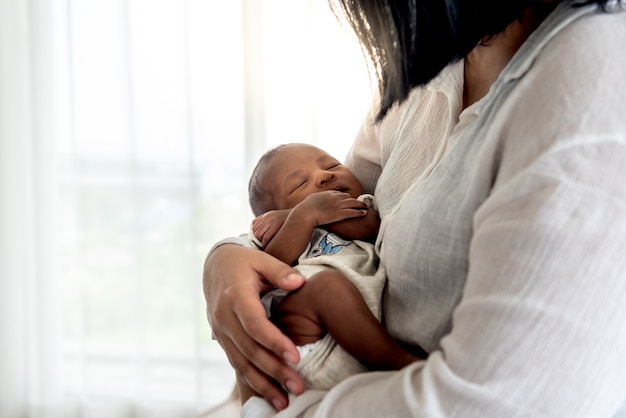 Bebe Fils Nouveau Ne Dormir Avec Sa Mere Photo Premium