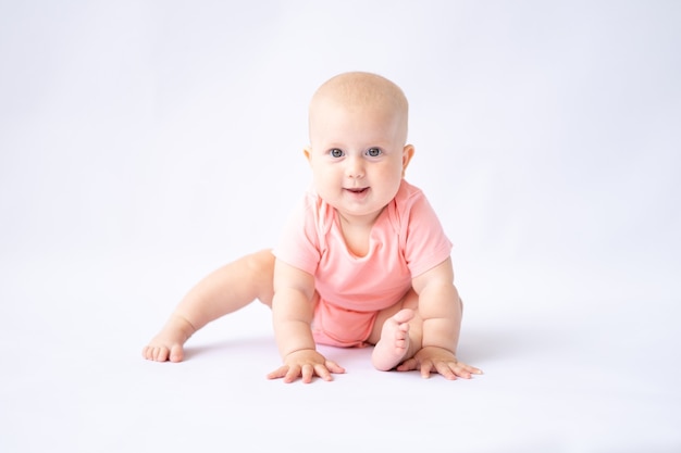 Un Bebe Gai En Bonne Sante Sur Fond Blanc L Enfant Regarde Dans L Appareil Photo L Isolant Photo Premium