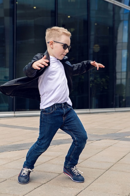 Bebe Garcon De 7 A 8 Ans Dans Une Veste En Cuir Noir Dansant Dans La Rue Photo Premium