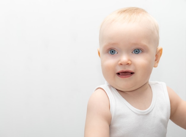 Bebe Garcon Blond Avec De Grands Yeux Bleus Dans Des Vetements De Materiaux Ecologiques A La Maison Photo Premium