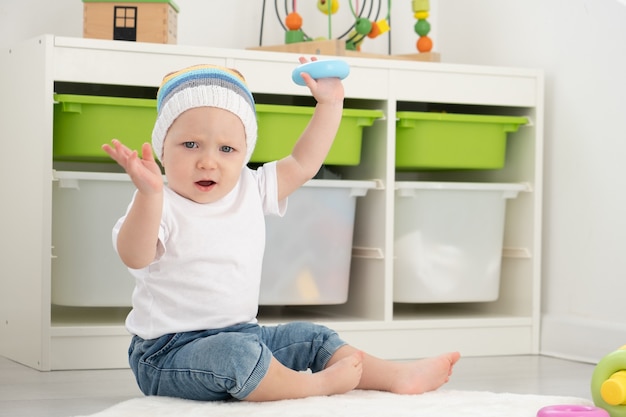 Bebe Garcon En Chapeau Drole Jouant Avec La Pyramide A La Maison Developper Des Jeux Pour Les Enfants Photo Premium