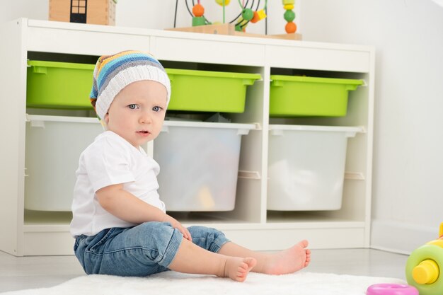 Bebe Garcon En Chapeau Drole Jouant Avec La Pyramide A La Maison Developper Des Jeux Pour Les Enfants Photo Premium