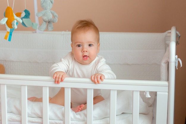 Bebe Garcon Dans La Creche Dans La Chambre Des Enfants Photo Premium