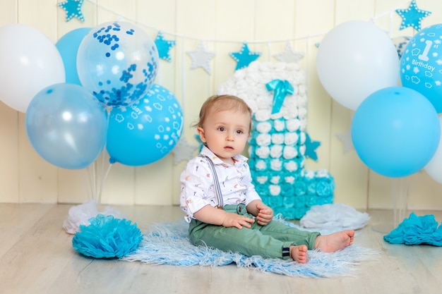 Bebe Garcon Fete 1 An Avec Un Gateau Et Des Ballons Une Enfance Heureuse L Anniversaire Des Enfants Photo Premium