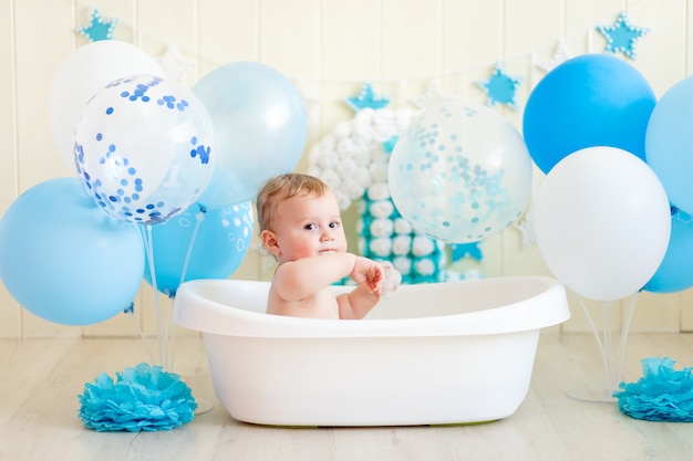 Bebe Garcon Fete Son Anniversaire 1 An Dans Un Bain Avec Des Ballons Baignade Bebe Avec Des Ballons Bleus Photo Premium