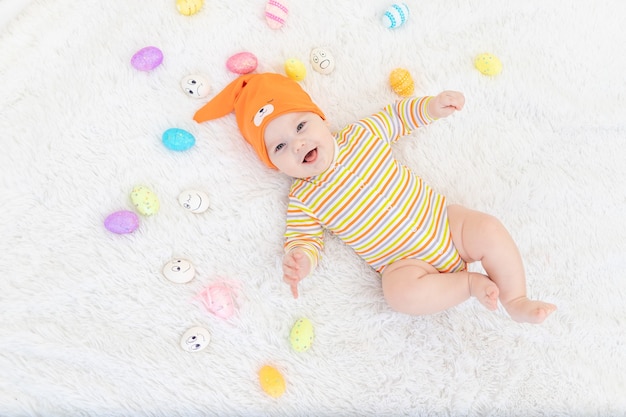 Bebe Garcon En Vetements Orange Couche Avec Des Oeufs De Paques Mignon Petit Bebe Souriant Drole Photo Premium