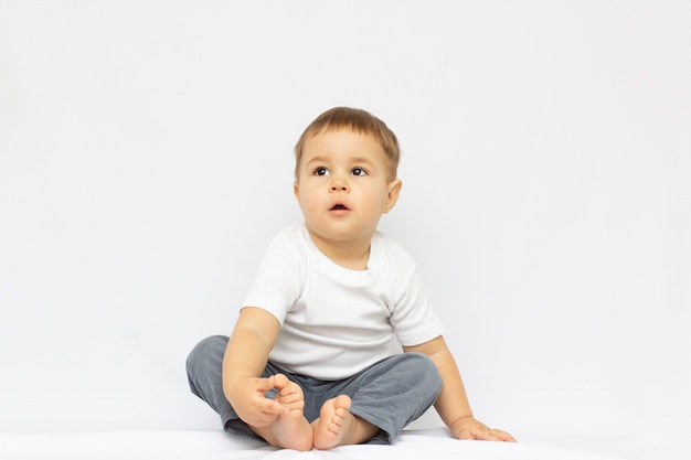 Bebe Heureux Petit Garcon Dans Une Chemise Blanche Et Un Nœud Papillon Portrait D Enfants Fond Blanc Photo Premium