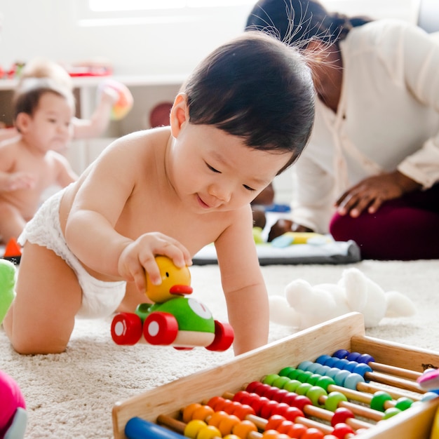 Bebe Joue Avec Une Voiture En Bois Photo Premium