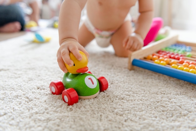 Bebe Joue Avec Une Voiture En Bois Photo Premium