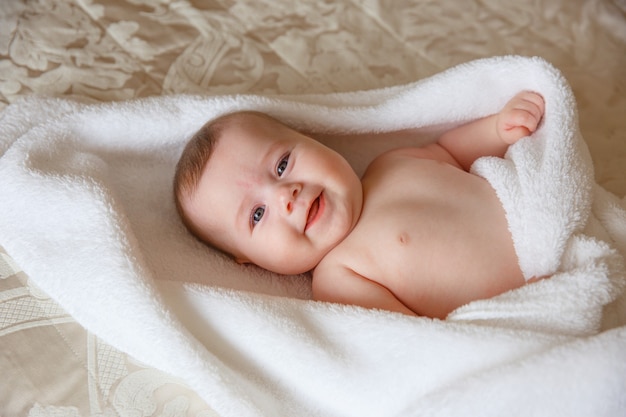 Bebe Sur Le Lit Dans La Chambre Serviette Enveloppe Sourire Photo Premium