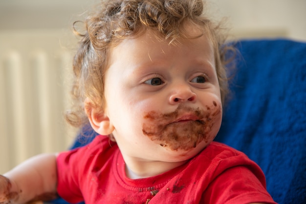 Bebe Mange Un Gateau Au Chocolat Photo Premium