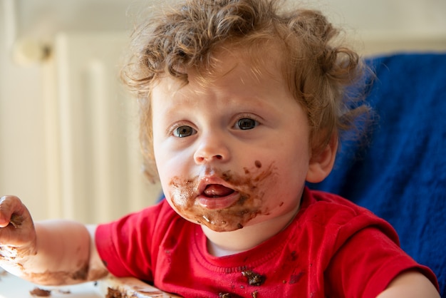 Bebe Mange Un Gateau Au Chocolat Photo Premium