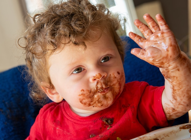 Bebe Mange Un Gateau Au Chocolat Photo Premium