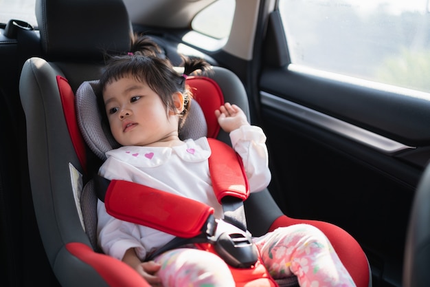 Bebe Mignon Assis Dans Un Siege De Securite De Voiture Photo Premium