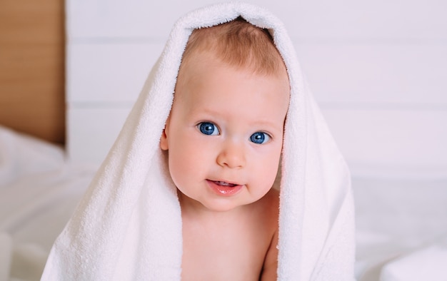 Bebe Mignon Aux Yeux Bleus Enveloppe Dans Une Serviette Blanche Nettoyez Bebe Apres Le Bain En Prenant Soin Des Enfants Photo Premium