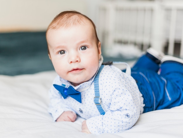 Bebe Mignon Et Elegant Portant Un Noeud Papillon Photo Gratuite