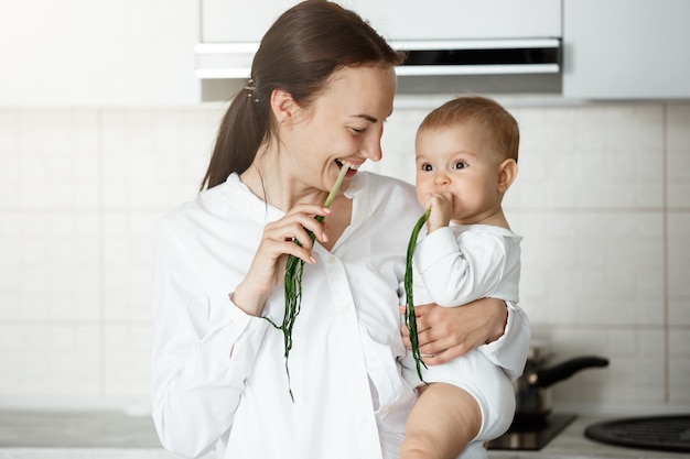 Bebe Mignon Et Sa Mere Mangeant L Oignon Vert Photo Gratuite Bebe Mignon Et Sa Mere Mangeant L Oignon Vert Photo Gratuite