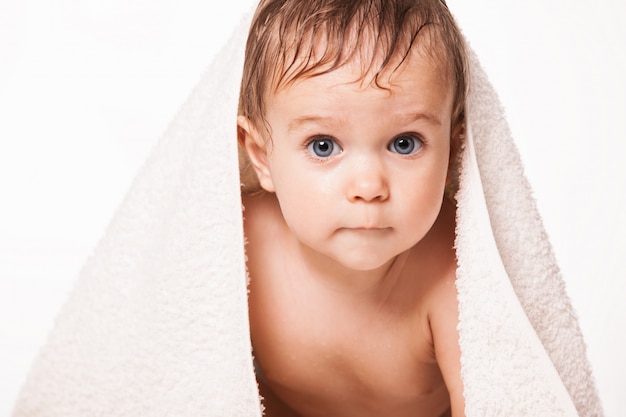 Bebe Mignon Avec Une Serviette Sur La Tete Et Les Yeux Bleus Photo Premium