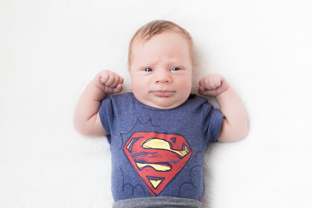 Bebe Nouveau Ne Serieux Dans Un Costume De Super Heros Sur Fond Blanc Photo Premium