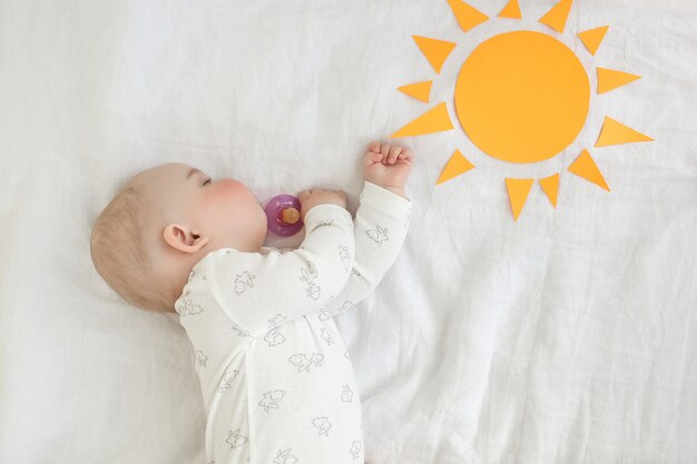 Bebe Qui Dort Dans Le Lit Le Matin L Heure De Se Lever Le Soleil Du Matin Un Bebe Endormi Petit Enfant Endormi Photo Premium