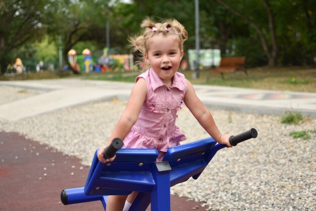 Bebe Riant Petite Fille Sur L Aire De Jeux Jeune Sportive Mignonne Aire De Jeux Pour Enfants En Plein Air Photo Premium