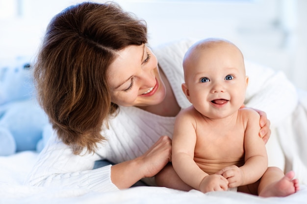 Bebe Et Sa Mere A La Maison Au Lit Maman Et Enfant Photo Premium