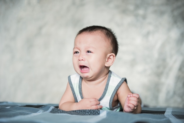 Bebe De Sept Mois Pleure Triste Portrait D Enfant Photo Premium