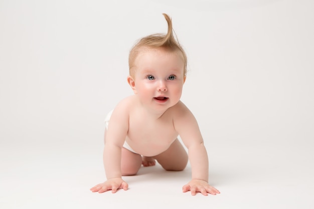 Bebe Souriant Sur Fond Blanc Photo Premium