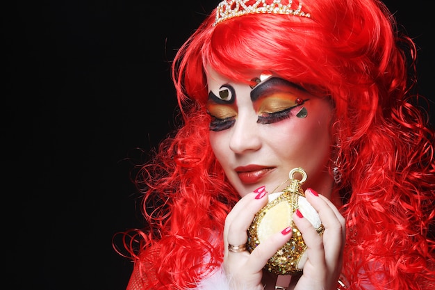 Belle Dame Avec Maquillage Artistique Tenant Une Décoration De Noël Photo Premium