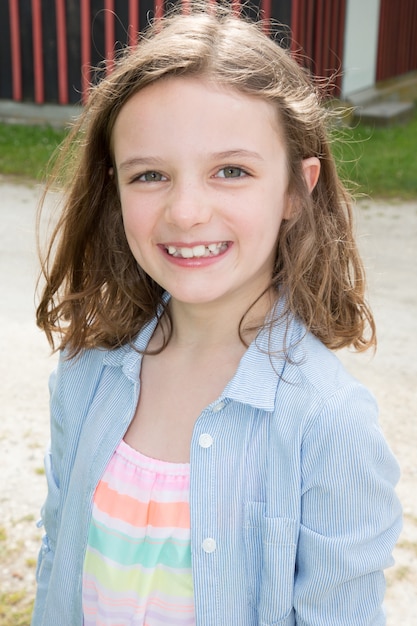 Belle Enfant Brune Aux Yeux Bleus Portrait De Petite Fille Sur Le Parc Photo Premium