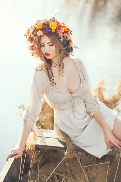 Belle femme assise dans le bateau Photo Premium