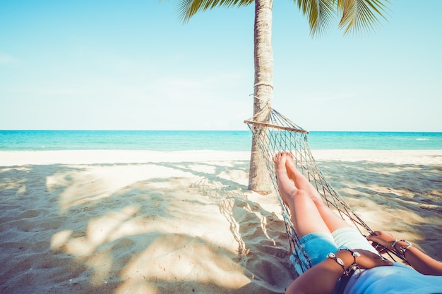 Belle Femme Bronzée Sexy Bronzer Se Détend Et Lit Un Livre Sur Un Hamac à La Plage Tropicale De 