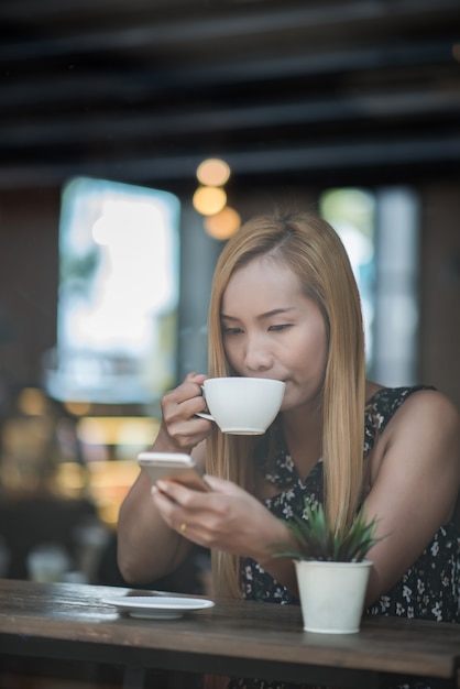  Belle  Femme Dans Un Caf  Boire Du Caf  Photo  Gratuite