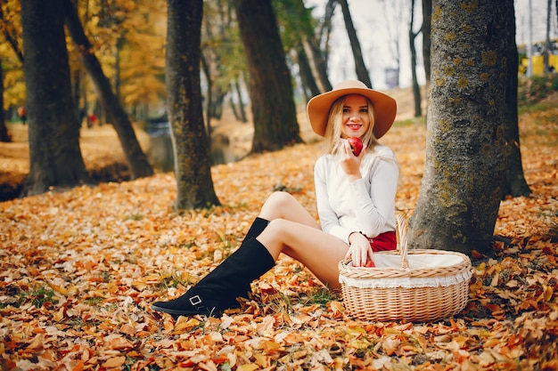 Belle femme dans un parc en automne Photo gratuit