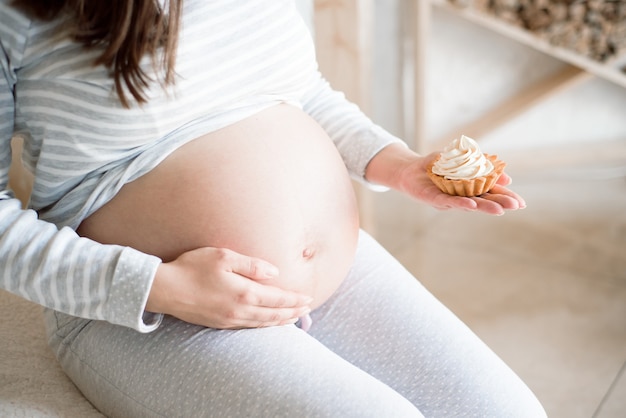 Belle Femme Enceinte Manger Un Delicieux Gateau Sucre A La Maison Photo Premium