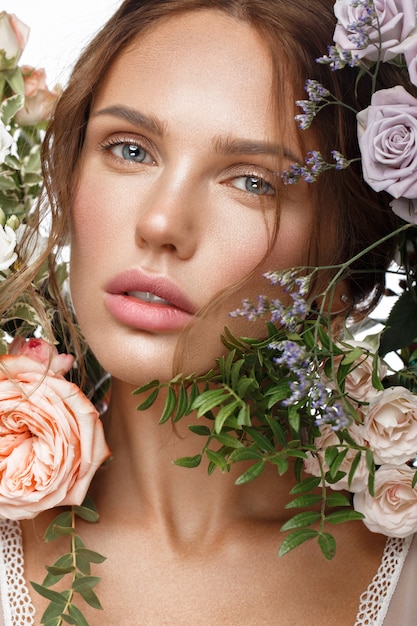 Belle femme maquillage nude coiffure et fleurs  visage  