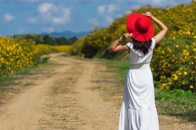 Belle femme en nature fleur Photo Premium