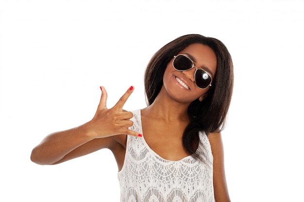 Belle femme souriante à lunettes de soleil Photo gratuit