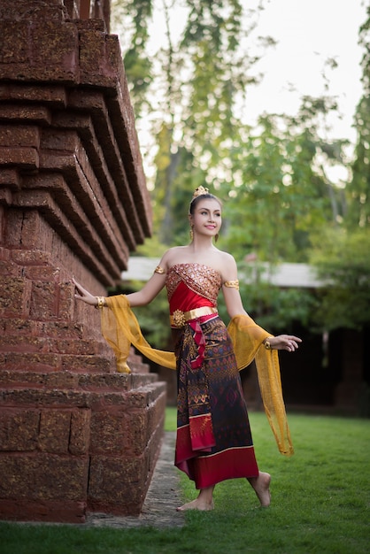 Belle Femme Vêtue D'une Robe Thaïlandaise Typique | Photo ...