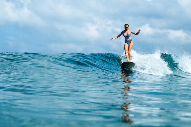 Belle Fille  Cheval Sur Une Planche  De Surf  Sur Les 