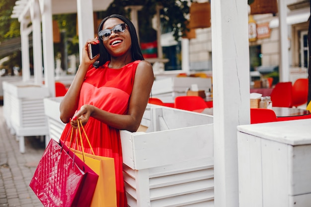 Belle Fille Noire Avec Des Sacs Dans Une Ville | Photo Gratuite