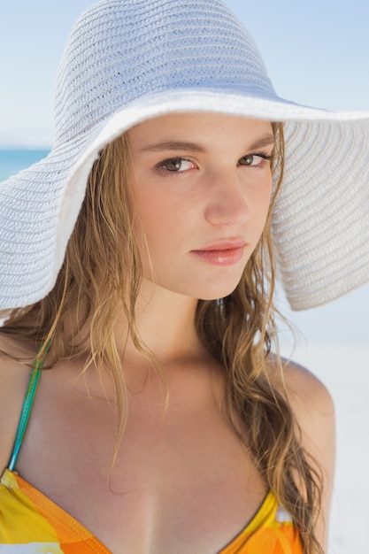 Belle Fille Sur La Plage En Souriant Chapeau De Paille