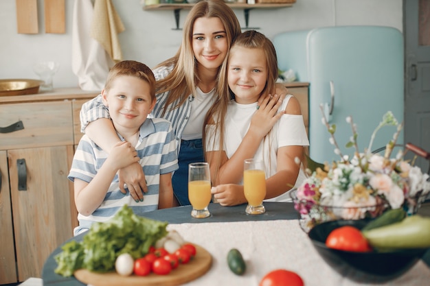 Belle grande famille prépare des plats dans une cuisine Photo gratuit