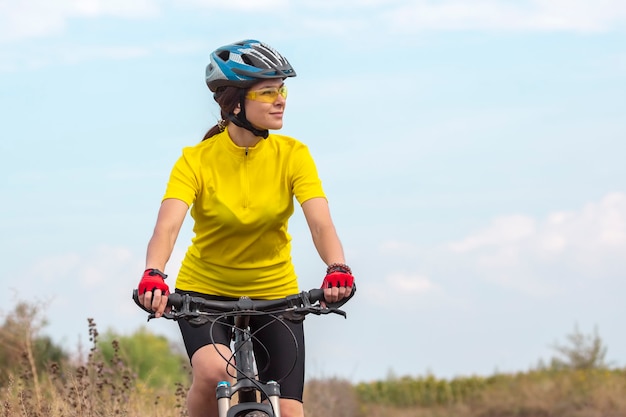 Forhåbentlig Lærd koks Belle Et Heureuse Cycliste Fille Fait Du Vélo Sur La Route Dans La Nature.  Mode De Vie Sain Et Sports. Loisirs Et Passe-temps | Photo Premium