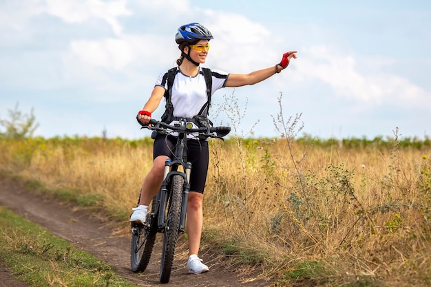 Belle Et Heureuse Femme Cycliste Avec Un Vélo Sur La Nature. Mode De Vie Sain Et Sports. Loisirs Et Passe-temps | Photo Premium