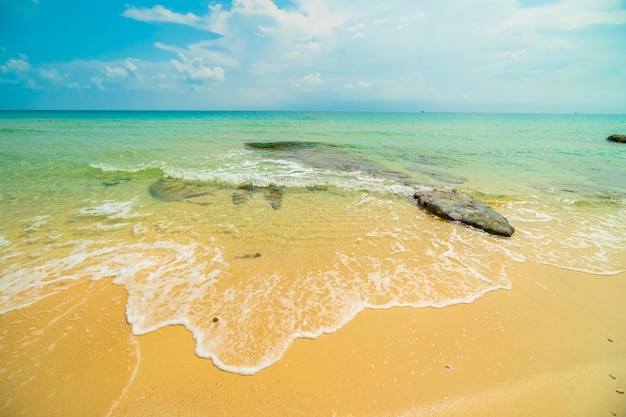 Belle île Paradisiaque Avec Plage Vide Et Mer Télécharger