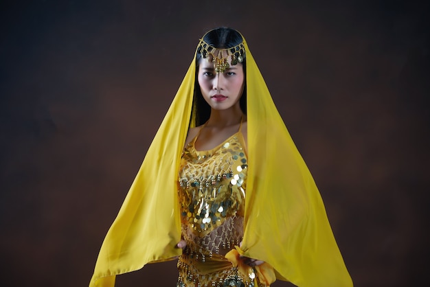 Belle Indienne Jeune Femme Modele Hindou Sarre De Costume Traditionnel Indien Jaune Photo Gratuite