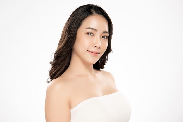 Belle jeune femme asiatique à la peau douce, Photo Premium