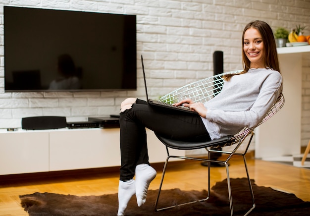 Belle Jeune Femme Asiatique Avec Un Sourire Heureux Se Dtendre Tout En