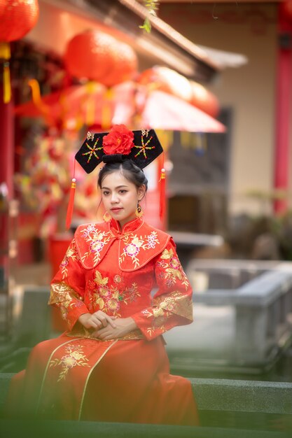 Belle Jeune Femme Asiatique Vêtue D'une Robe De Mariée ...